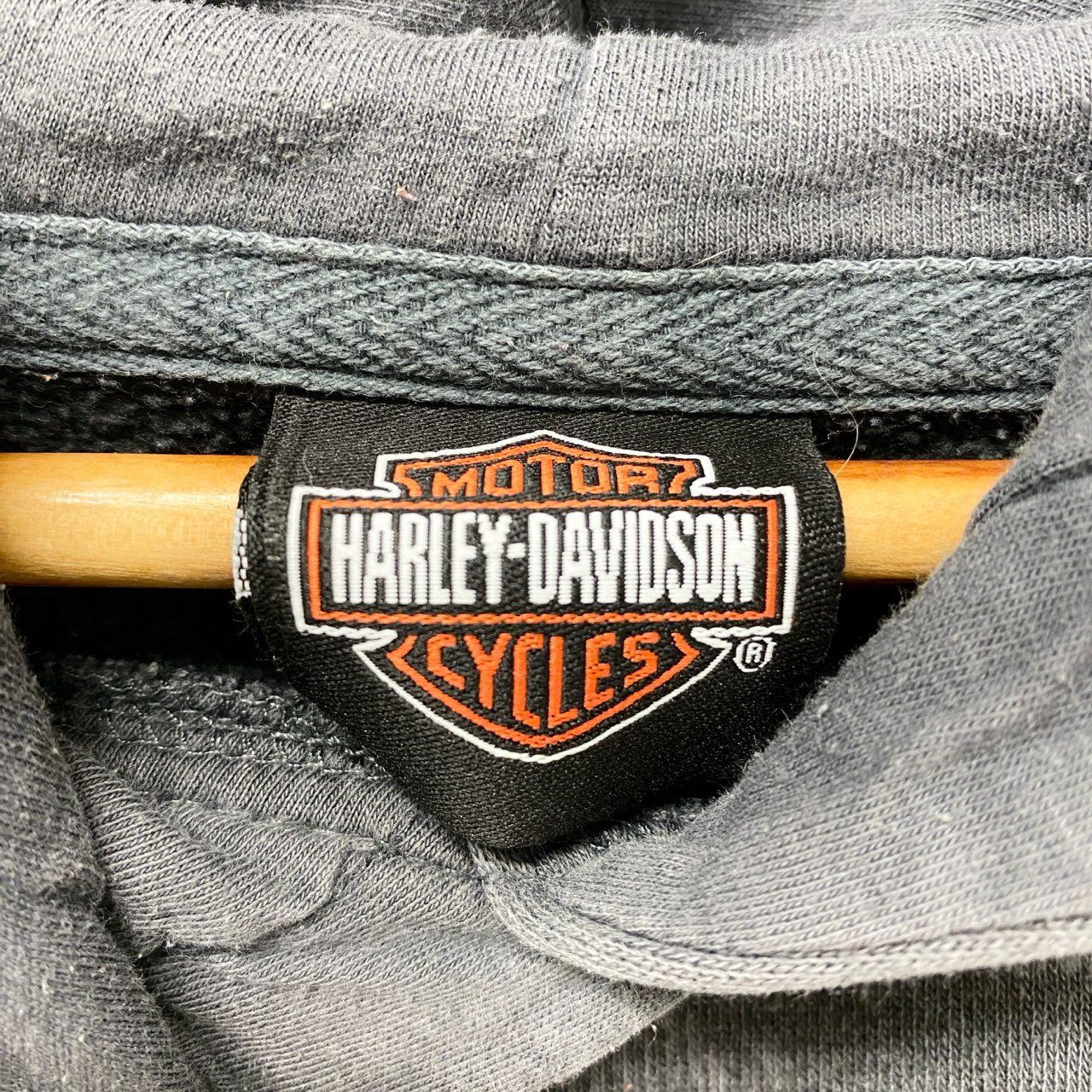 12b19 HARLEY DAVIDSON ハーレーダビッドソン 2010年 ロングスリーブプルオーバーフーディー パーカー  XLサイズ グレー メンズ 男性用u02t