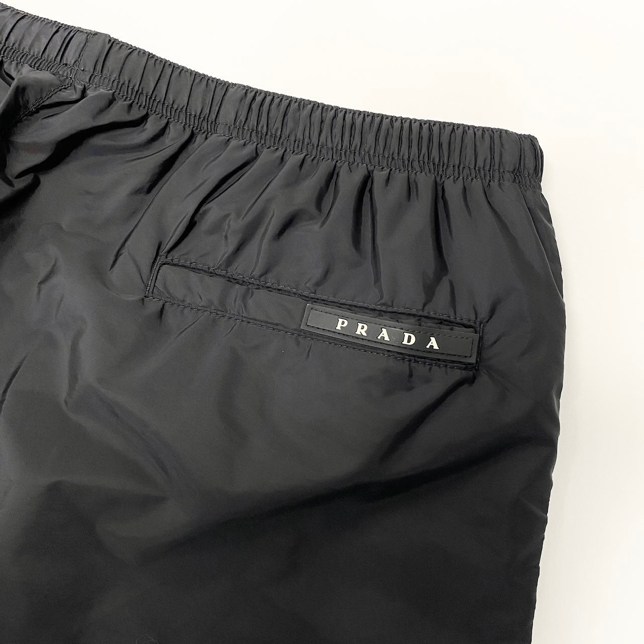 e10 PRADA 2021 ロゴ入りナイロンショーツ 50サイズ ブラック リサイクルポリアミド100％ メンズ 男性用k02i