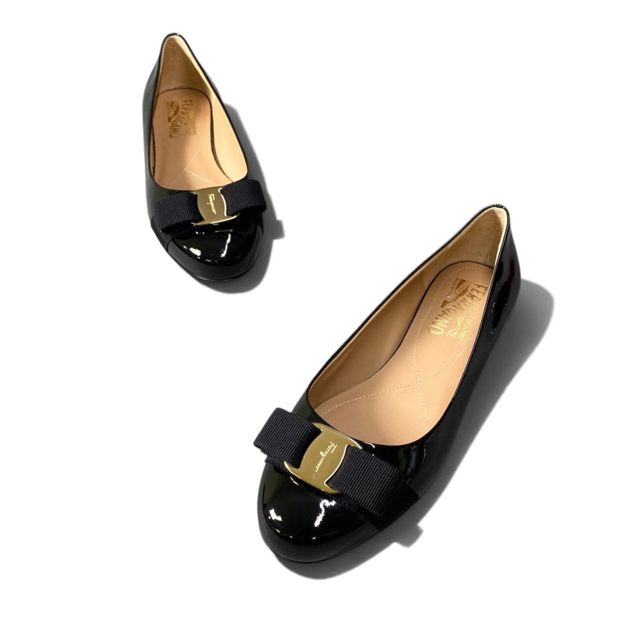 1i7 《極美品》 Salvatore Ferragamo サルヴァトーレフェラガモ ヴァラリボン パンプス フラットシューズ 6.5 ブラック パテントレザー レディースu02t