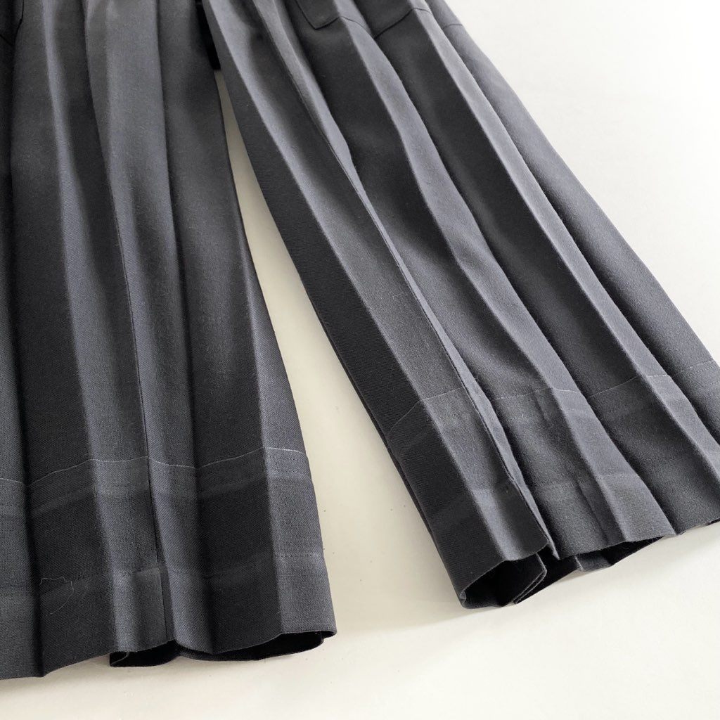 27c14 me ISSEY MIYAKE ミーバイ イッセイミヤケ クロップド プリーツパンツ グレー 紐ベルト PLEATS PANTS MI73FF522