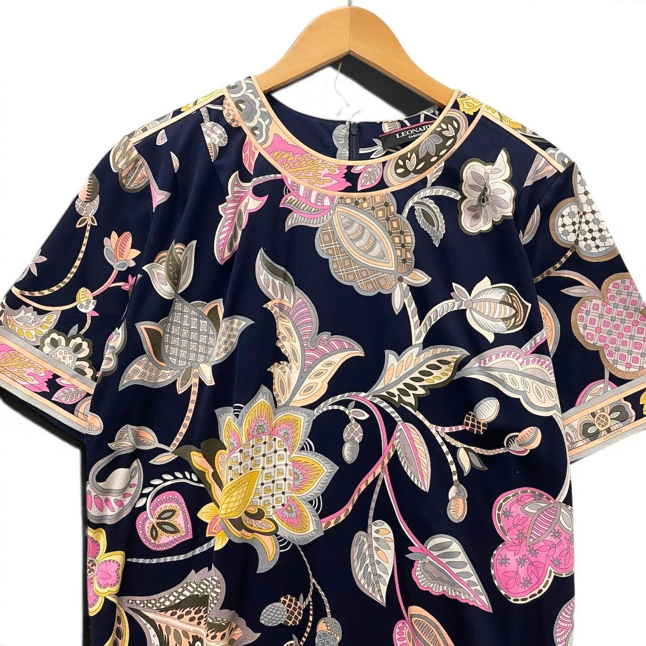 5g2 LEONARD レオナール 半袖Tシャツ 半袖カットソー 美しいプリント 総柄 0399608 42サイズ マルチカラー コットン100％ レディース 女性用u02t