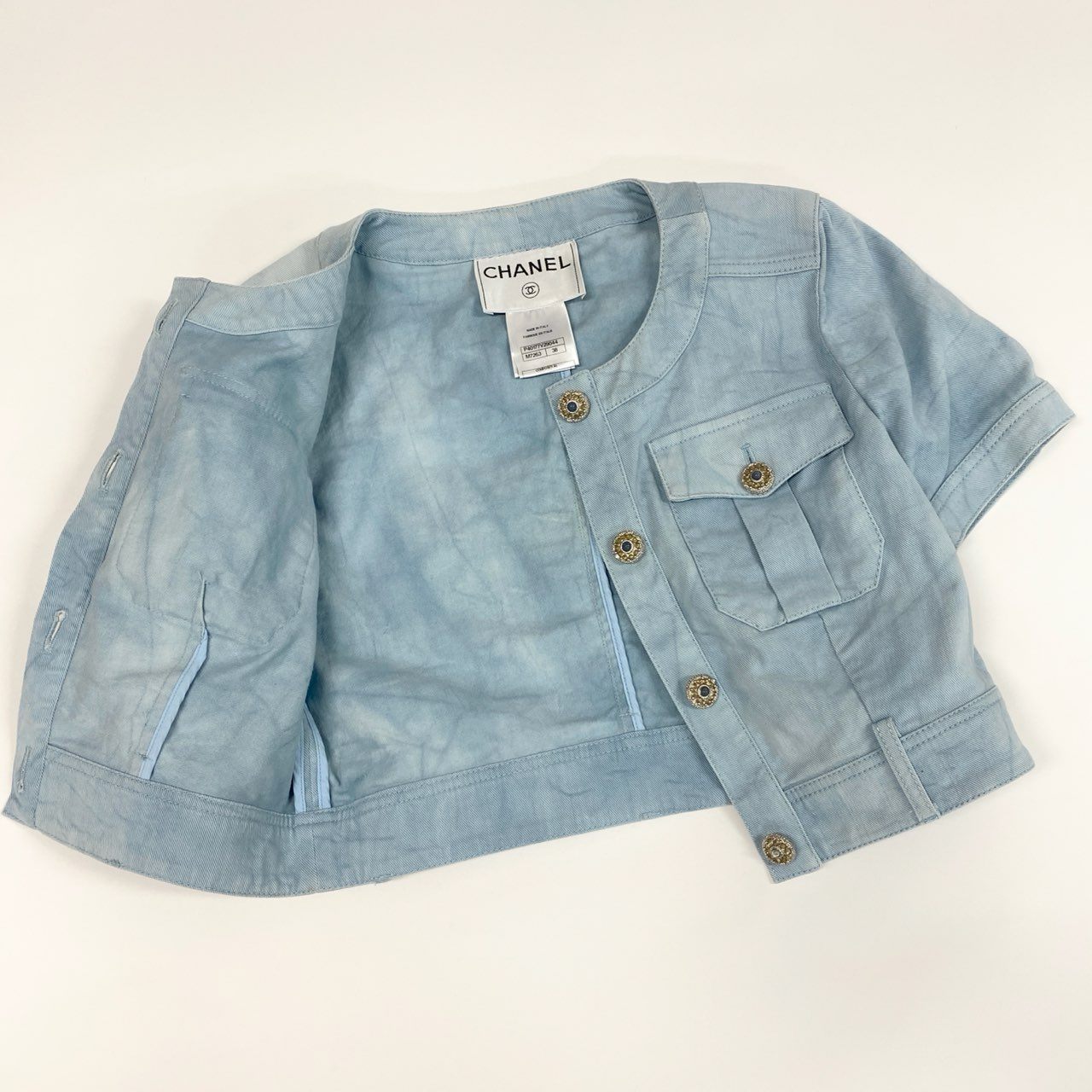 Cd6 CHANEL シャネル P40177 2018 グリポアボタン デニムジャケット クロップドジャケット サイズ38 ライトブルー レディースta1