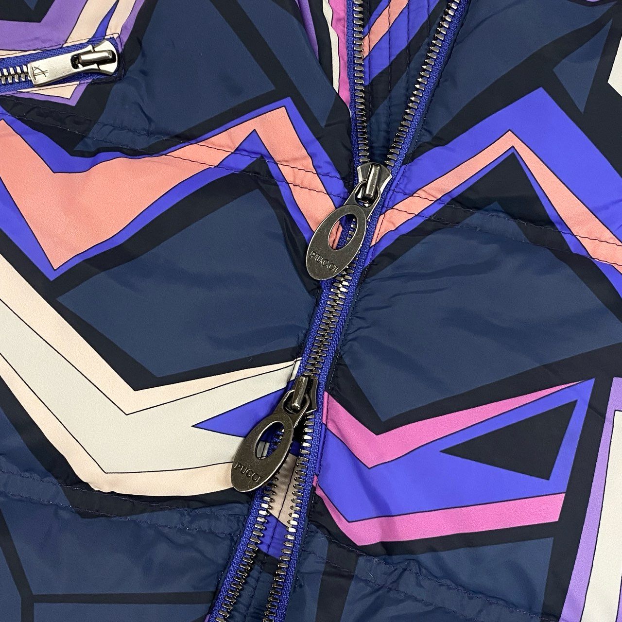 8L5 EMILIO PUCCI エミリオプッチ ダウンコート ダウンジャケット フード取り外し可 アウター イタリア製 96YA03 42サイズ マルチカラー レディースu02t