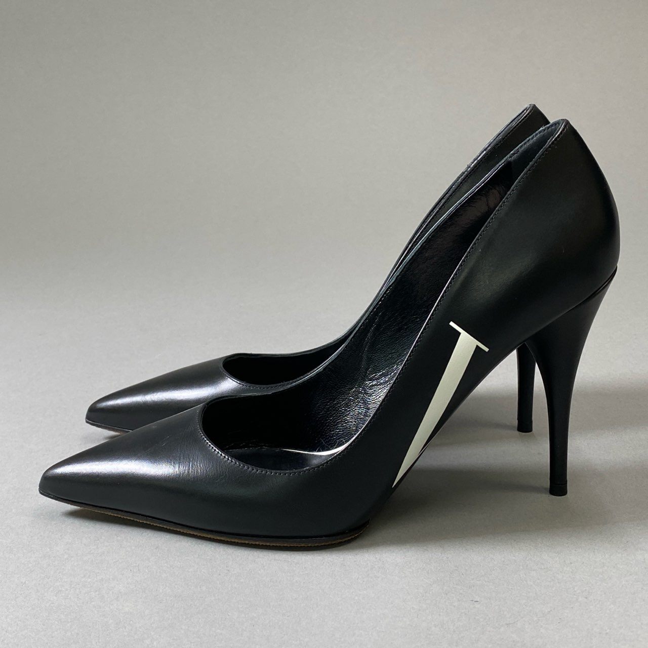 3i30 《極美品》 VALENTINO VLTN ヴァレンティノ ロゴパンプス ハイヒール  ポインテッドトゥ  38サイズ ブラック レザー レディースt18r