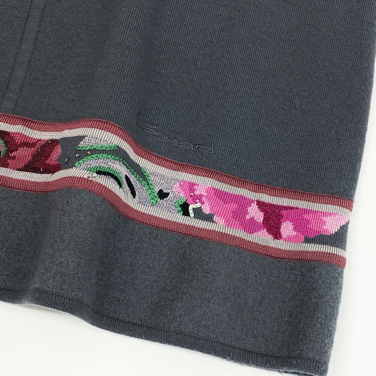 63d13 LEONARD FASHION レオナール 七分袖 ニットワンピース 膝丈ワンピース 花柄刺繍 ラインストーン装飾 リブ切替 ウールシルク混 サイズ40 グレー レディース 女性用o07t