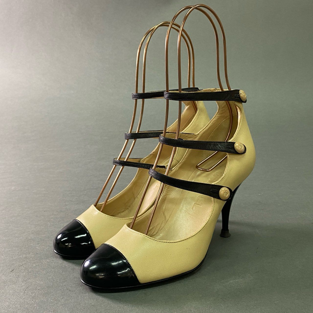 7b12 CHANEL シャネル トリプルストラップ ヒールパンプス 3連ベルト ピンヒール ハイヒール ココマーク バイカラー イタリア製 レディース 34 ベージュ ブラック レザー