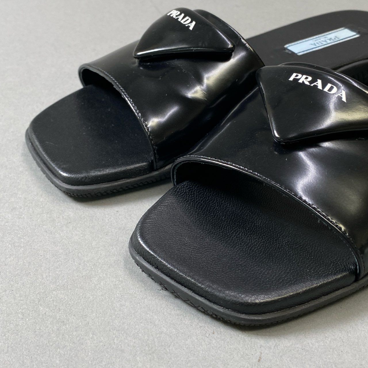 i30 《美品》 PRADA プラダ トライアングルロゴ パデッドナッパレザーサンダル 35 1/2 ブラック ミュール 三角ロゴ シューズt18r