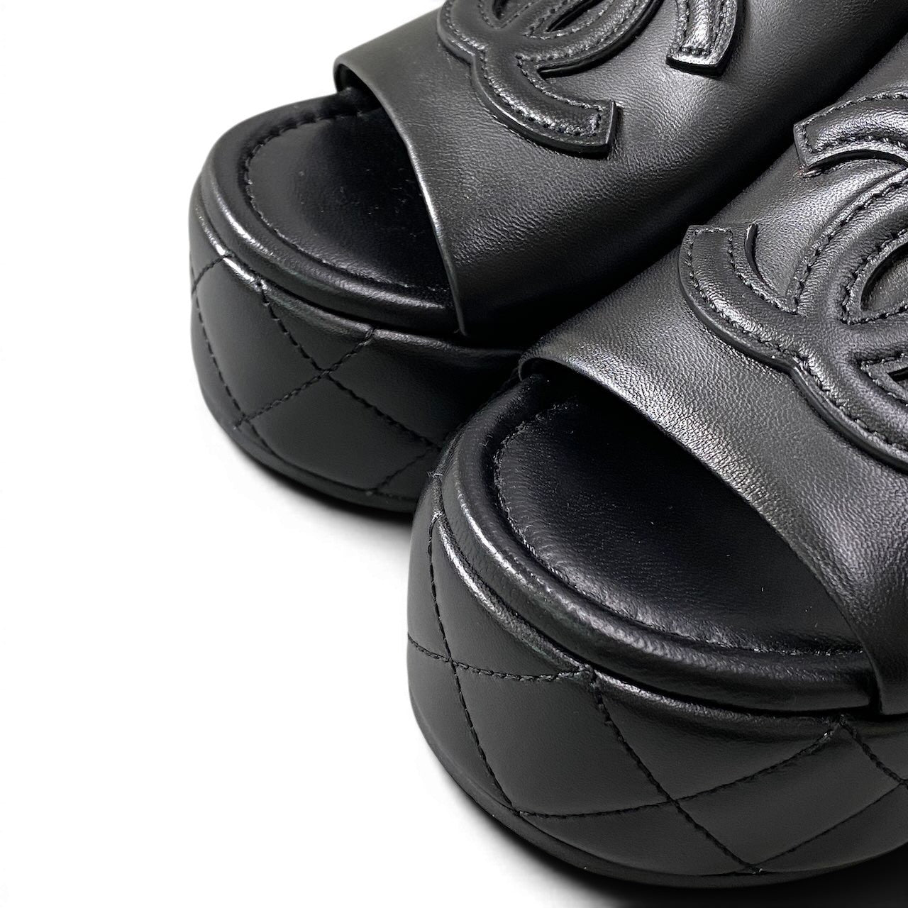 Ce4 CHANEL シャネル 2025年 メティエダール マトラッセ ココマーク プラットフォームサンダル G46513 サイズ36 ブラック レディース 女性靴k02i