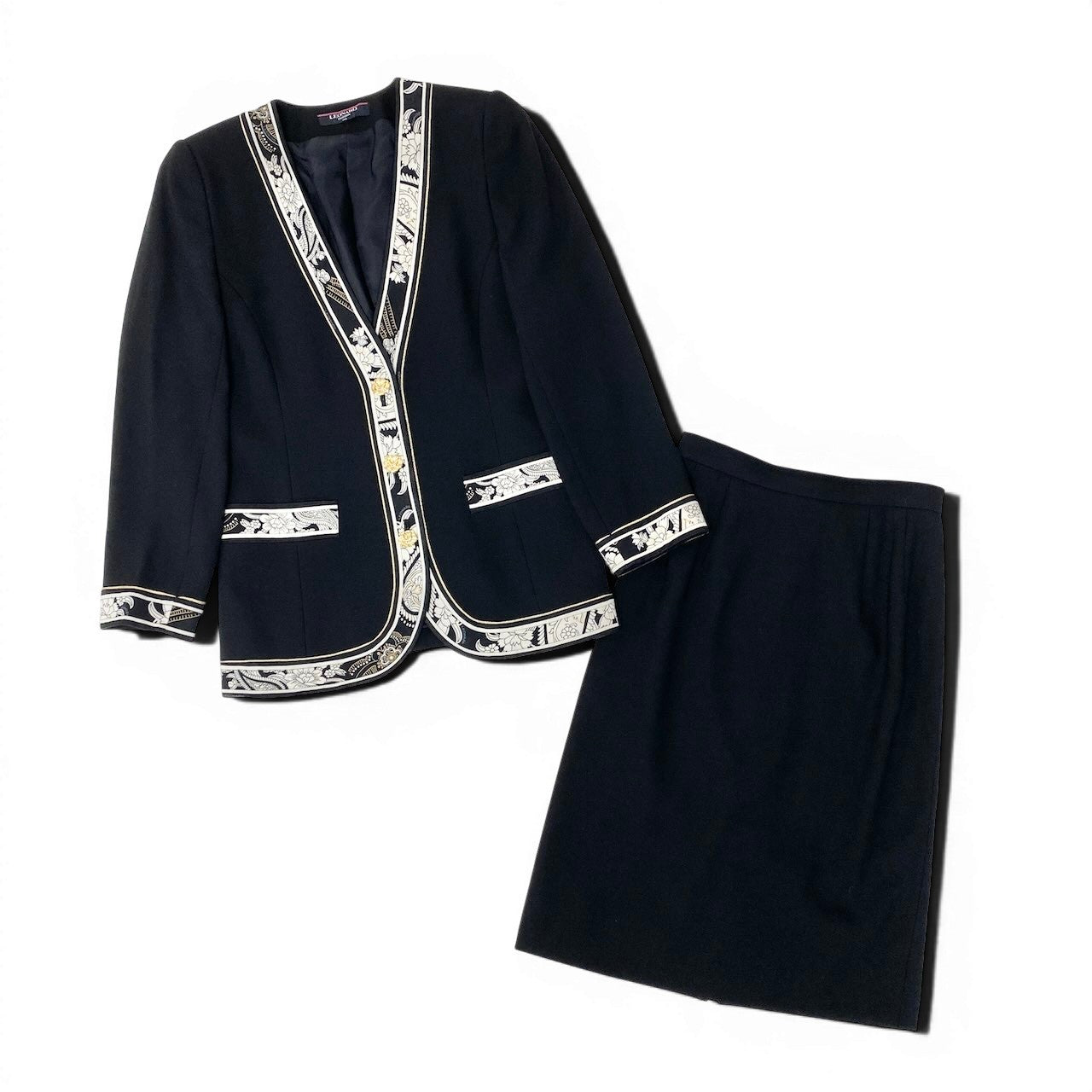 37e28 LEONARD FASHION レオナール セットアップ スカートスーツ ノーカラージャケット 金ボタン 花柄プリント 11AR ブラック レディース 女性服o07t