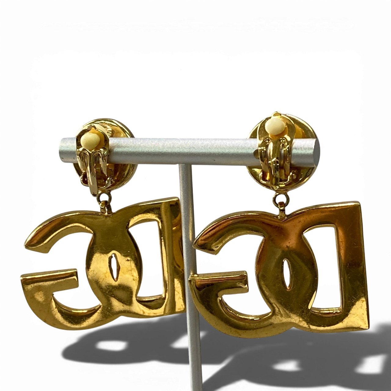 a6 DOLCE&GABBANA ドルチェアンドガッパーナ イヤリング DGロゴ ドロップデザイン ロゴチャーム ゴールド レディースk02i