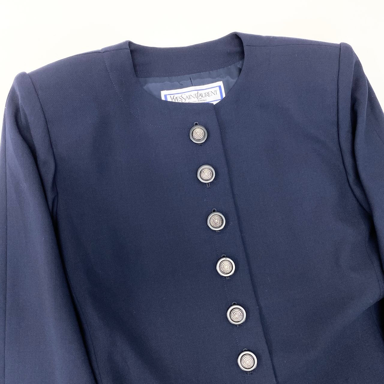 33f15 YVES SAINT LAURENT イヴサンローラン ノーカラージャケット 装飾ボタン サイズＭ ネイビー ウール100％ レディース 女性用u02t