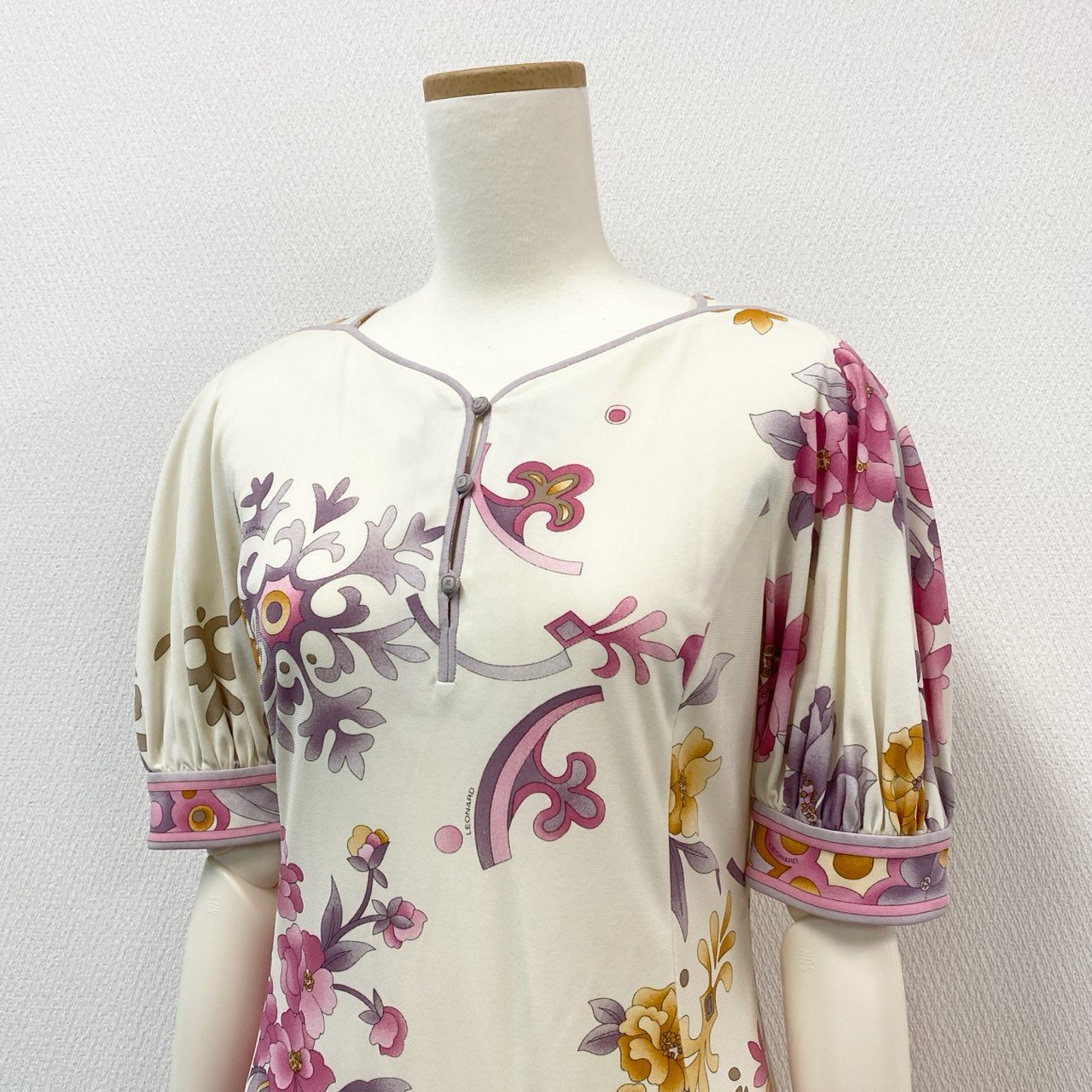 76i12 《美品》 LEONARD レオナール 美しい花柄プリント カンカン素材 半袖ワンピース ひざ丈 0140233 サイズ2 アイボリー レディースu02t