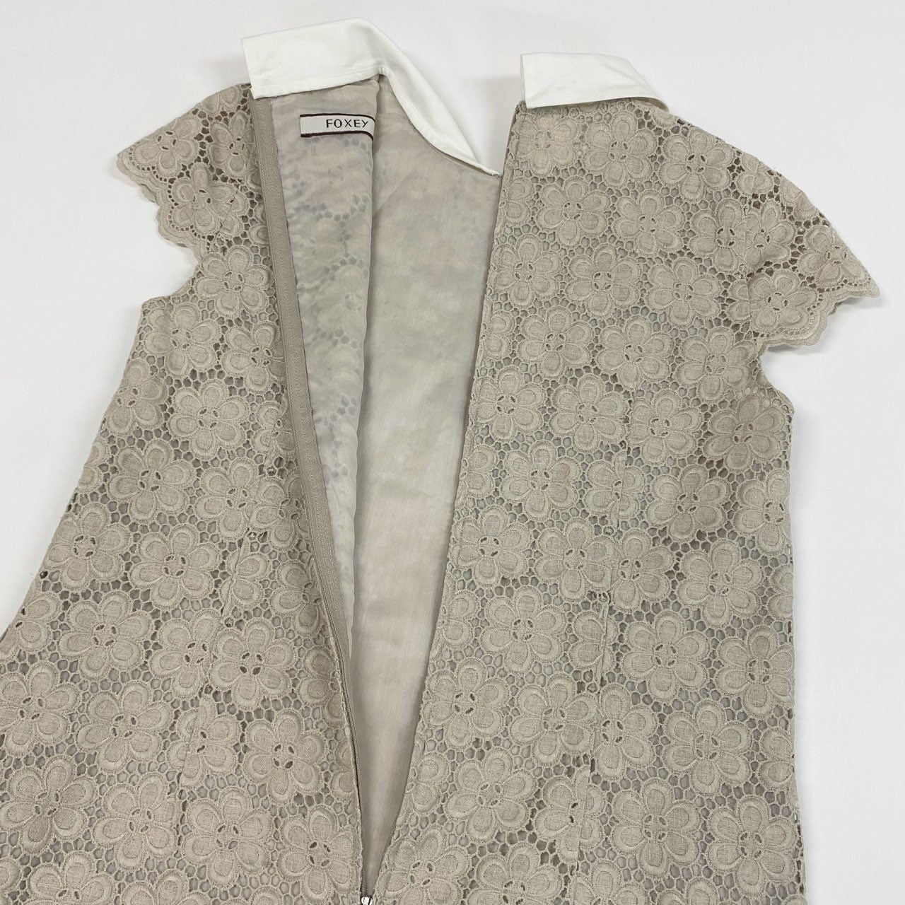41i26《美品》FOXEY フォクシー リネンフラワーワンピース 半袖ワンピース カットワーク 膝丈 35330-SOFG12K 38サイズ ベージュ レディースk02i