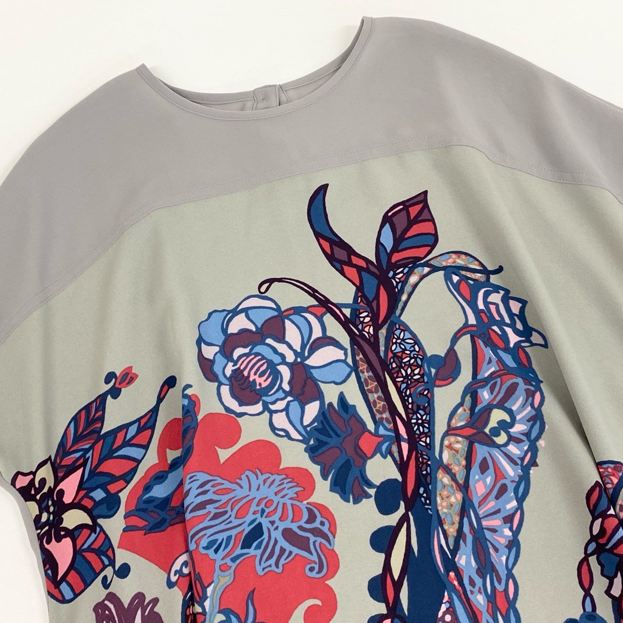 76k21 TOKUKO 1er VOL トクコプルミエヴォル フレンチスリーブ チュニックワンピース 花柄プリント  9 グレー  ポリエステル100％u02t