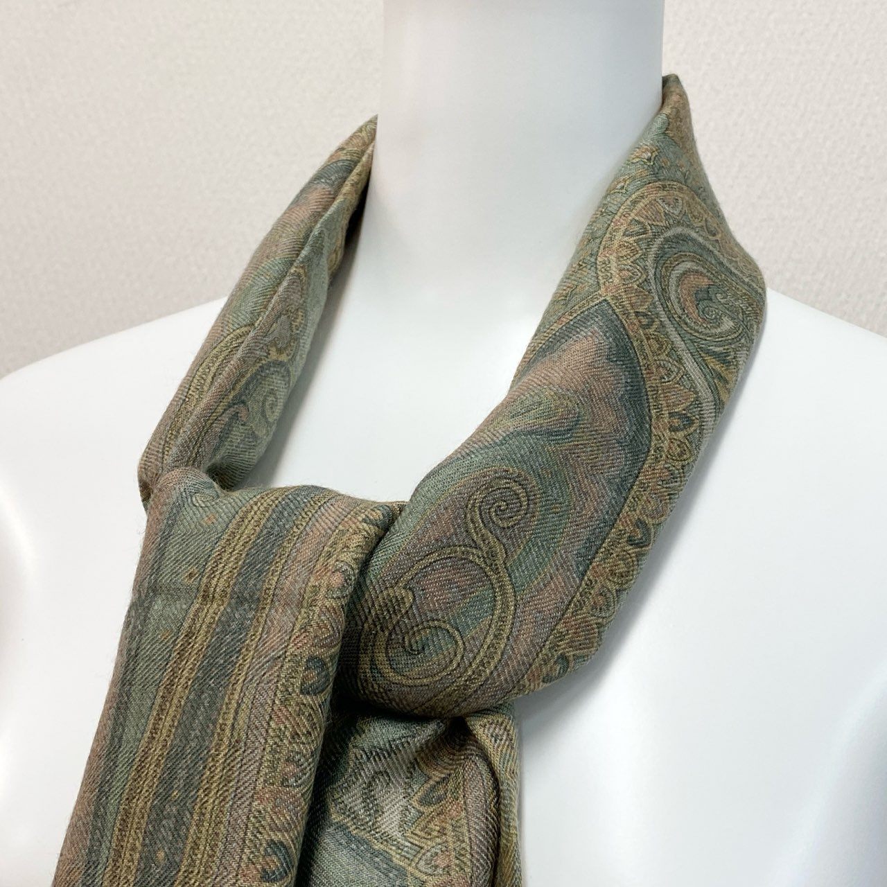 1f8 《美品》 ETRO エトロ ストール マフラー スカーフ 140cm × 43cm グリーン系 カシミヤ70％ シルク30％ 箱付き