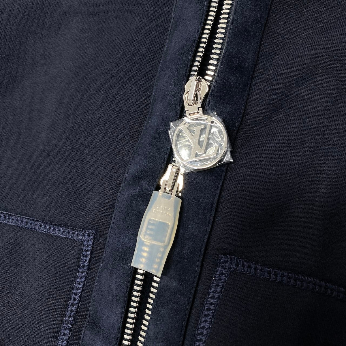 28j16 【未使用タグ付】 LOUIS VUITTON ルイヴィトン 2018 ジップアップ レザーブルゾン ジャケット RM181M FMC HEY11W サイズM ネイビー コットン  ムートン メンズu02t
