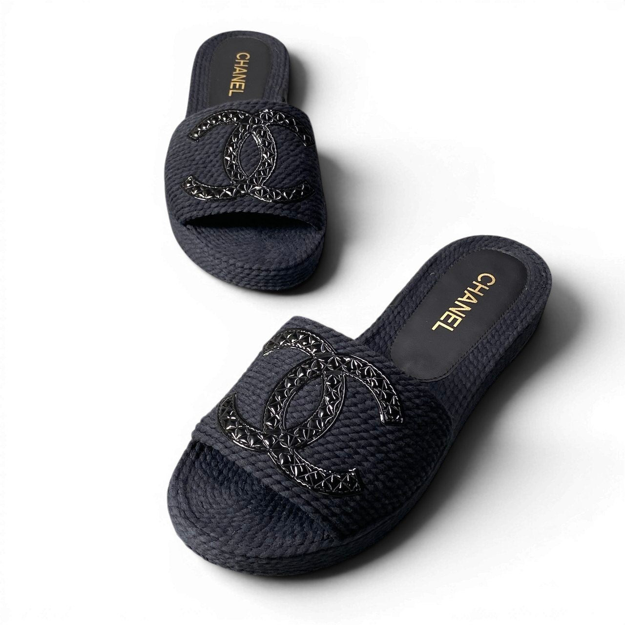 e29【美品】 CHANEL シャネル 2018 クルーズライン ココマーク フラットサンダル G33588 サイズ39 ブラック レディースk02i