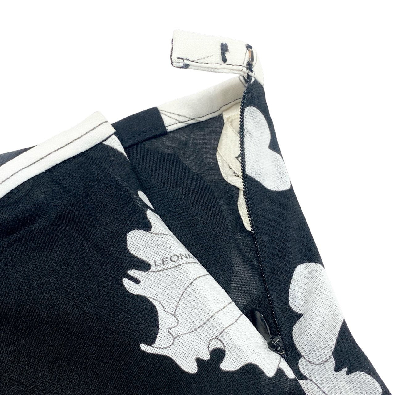 73c13 LEONARD レオナール カンカン素材 美しい花柄プリント フレアスカート 膝丈スカート 73 モノトーン レディースu02t