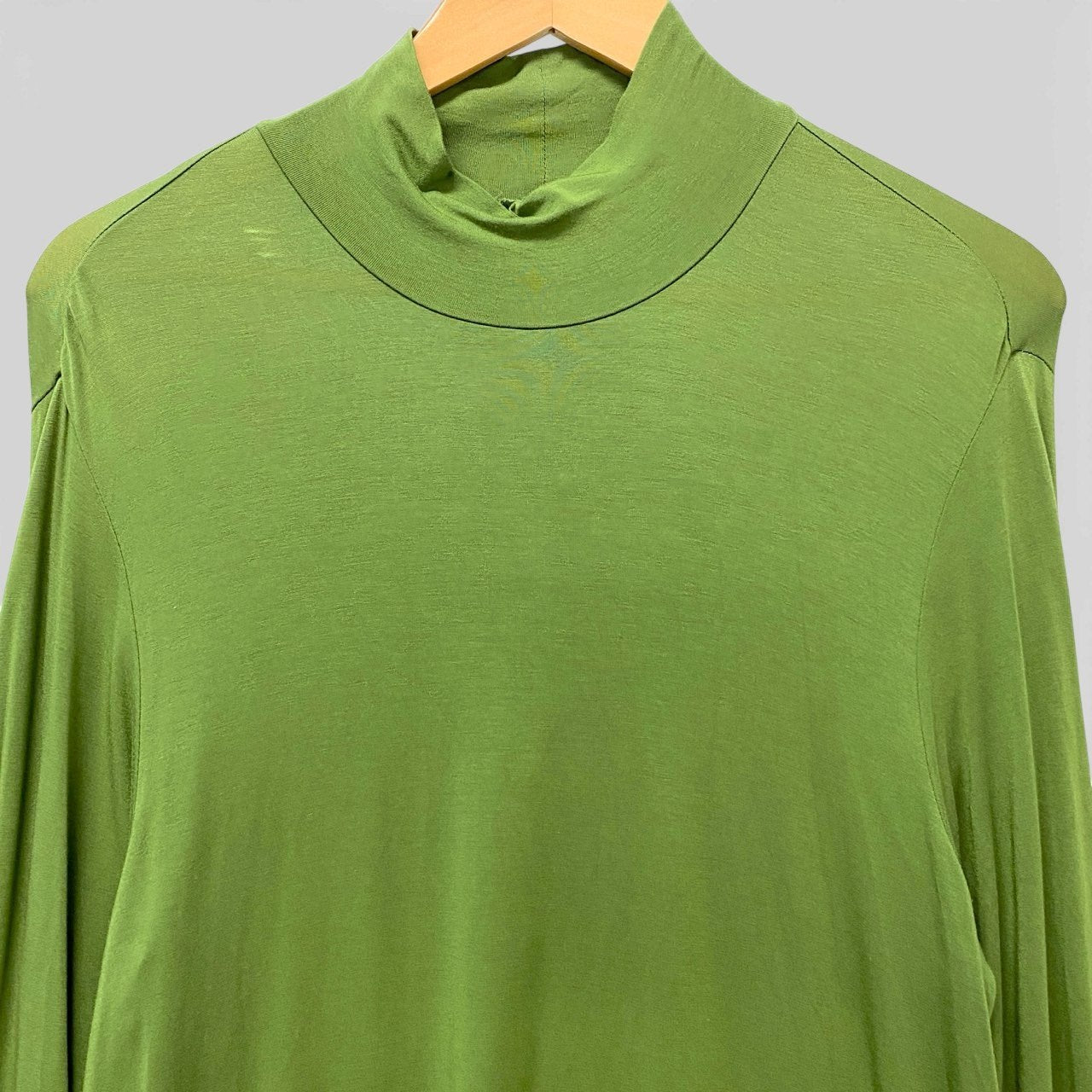 30b18 TOKUKO 1er VOL トクコプルミエヴォル チュニックワンピース ロングスリーブ 裾フリル ハイネック ワンポイント刺繡 レディース 女性用 9 グリーンu02t