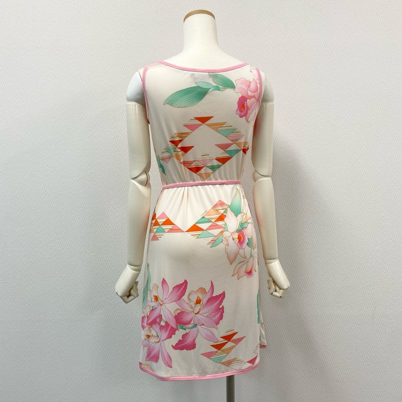 66i18 《美品》 LEONARD レオナール 美しい花柄プリント カンカン素材 ノースリーブワンピース ひざ丈ワンピース 0330243 サイズ1 ピンク レディースu02t