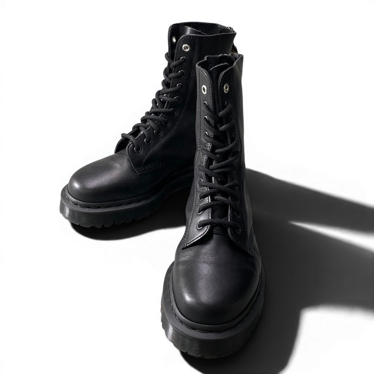 4e21 Y’s x Dr. Martens ワイズ ドクターマーチン コラボシューズ レザーブーツ ハイカットシューズ レースアップ クラシックカーフレザー ユニセックス メンズ 男性用 32228001 UK5 ブラックo07t
