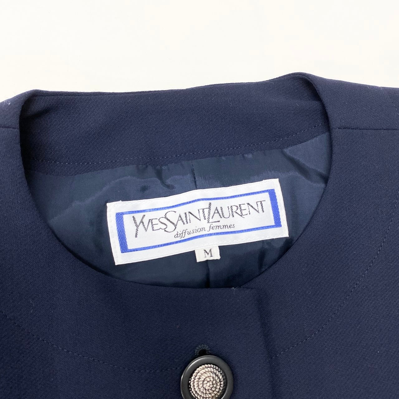 33f15 YVES SAINT LAURENT イヴサンローラン ノーカラージャケット 装飾ボタン サイズＭ ネイビー ウール100％ レディース 女性用u02t