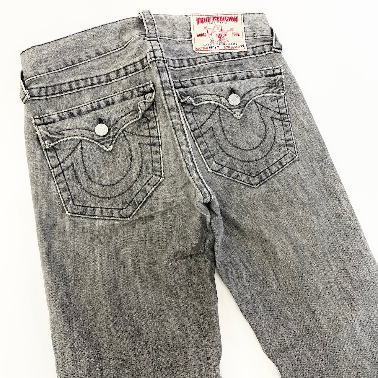 69d30 米国製 TRUE RELIGION トゥルーレリジョン RICKY ストレートフィットデニム デニムパンツ ひ型マーク 馬蹄  ROW30/SEAT33 グレー系 コットン100％ メンズ 紳士服u02t