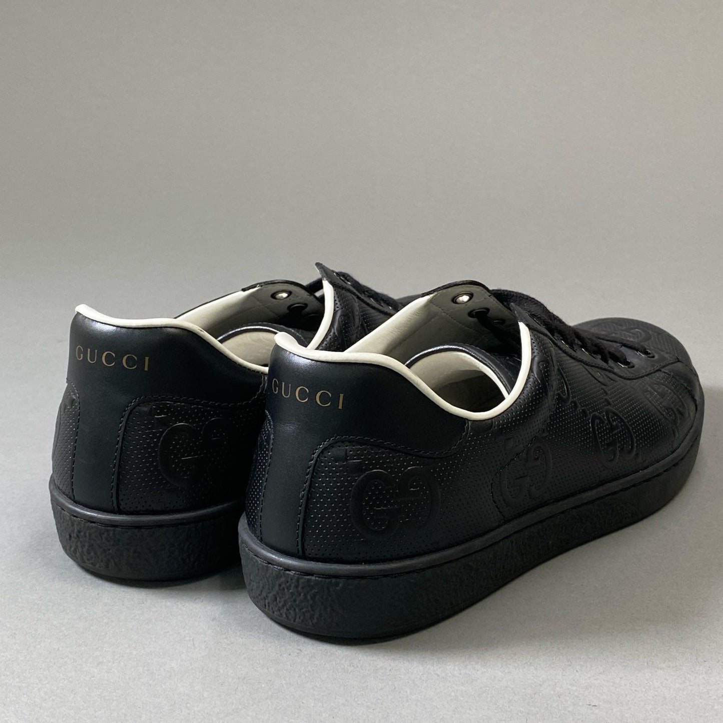 4i30 《美品》 GUCCI グッチ GGエンボス レザースニーカー ローカットスニーカー 625787  8 1/2サイズ ブラック レザー メンズ シューズt18r