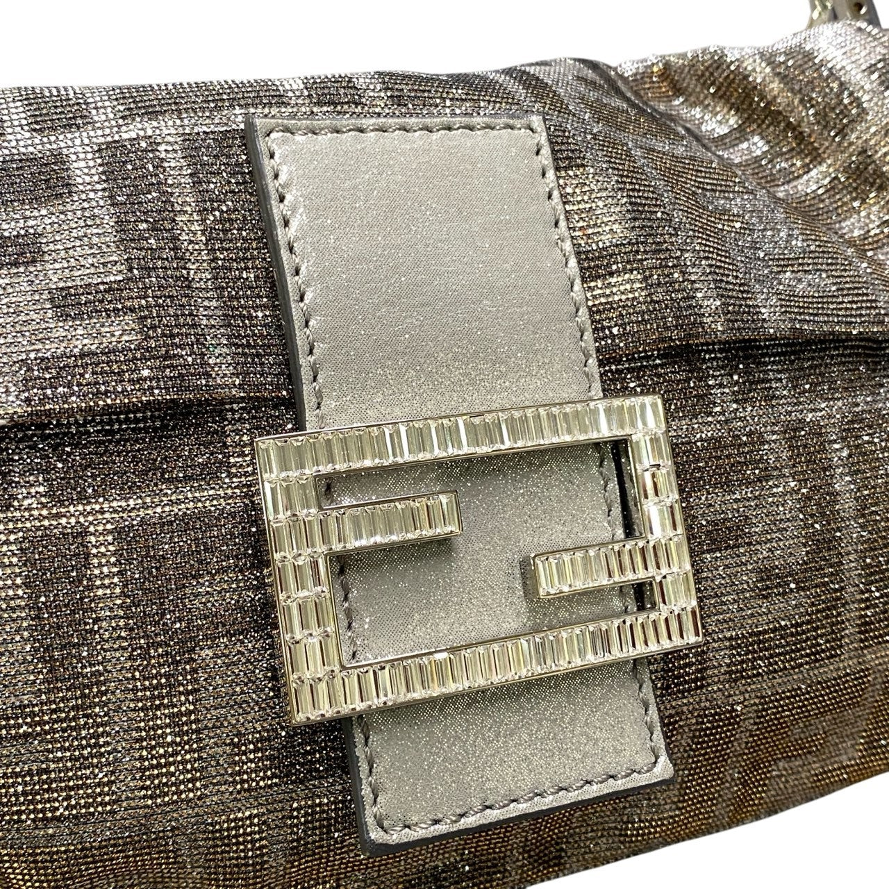 E22〇 FENDI Mamma Bucket one-shoulder bag with rhinestones and glitterta1