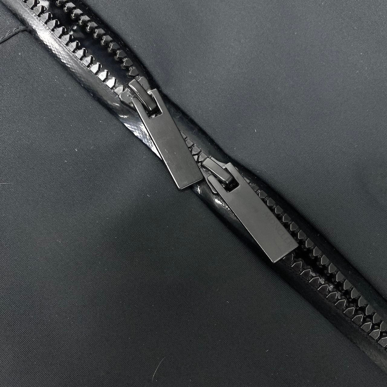 56d13 MONCLER モンクレール MAYON GIUBBOTTO ショートダウンジャケット H20911A00117 539DK 2サイズ ブラック メンズ 男性用sn1