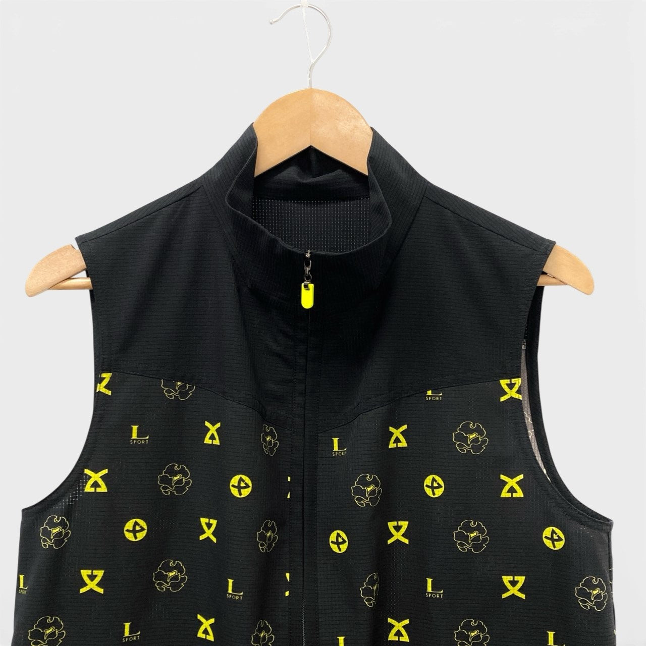 50b13 【極美品】LEONARD SPORT レオナール スポーツ ジップアップメッシュベスト ハイネックジャケットベスト トップス 0551841 42サイズ ブラック イエロー ポリエステル100％ レディース 女性用u02t