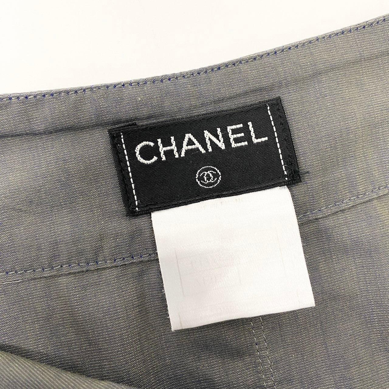 e10 【美品】CHANEL タックデザインフレアスカート ロゴプレート  P13336V07557 AE025 38サイズ グレー系 コットン100％ レディース 女性用k02i