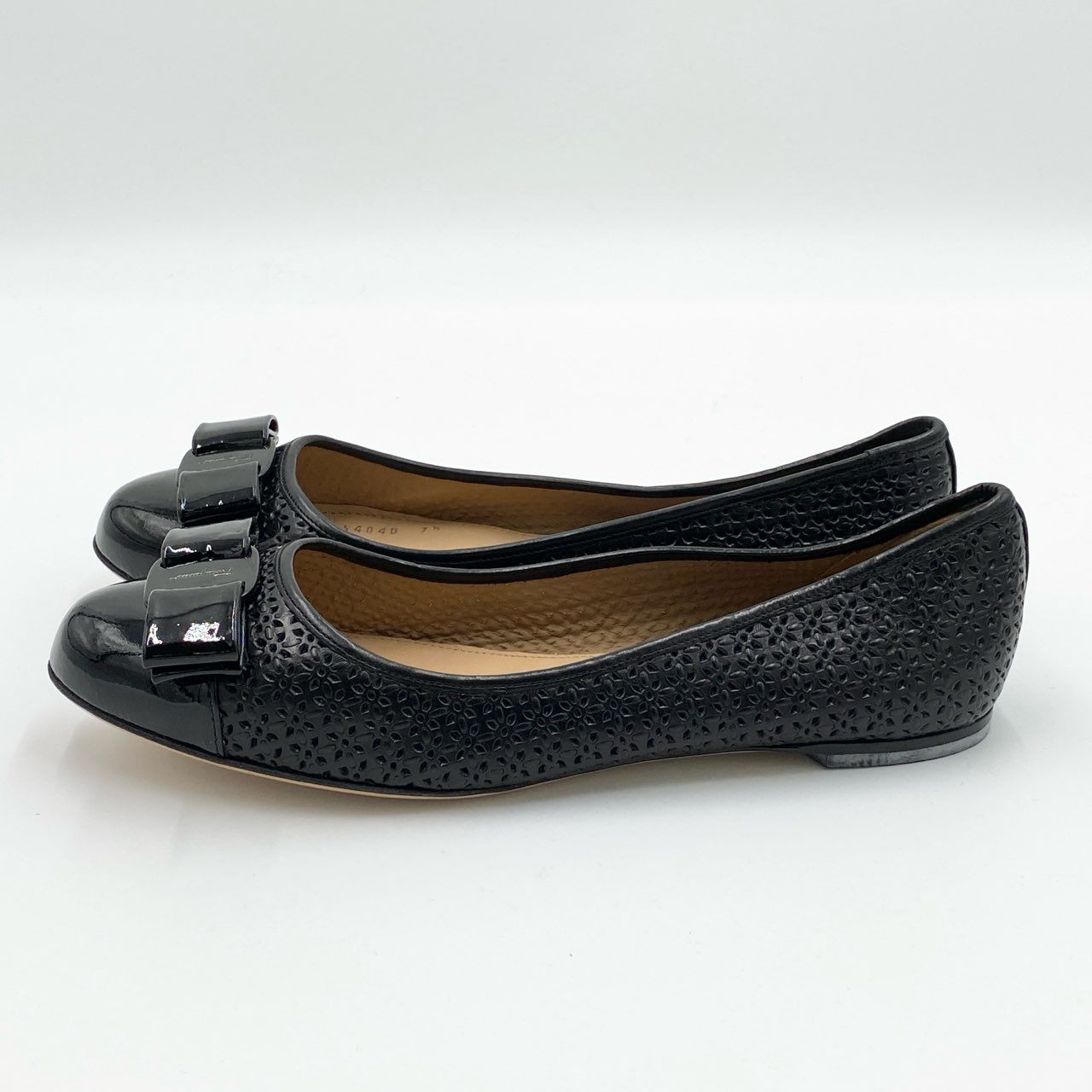 1i4 《未使用》 Salvatore Ferragamo サルヴァトーレフェラガモ VARA ヴァラ パンチング加工 フラットシューズ 7 1/2 ブラック レザー バレエ イタリア製 女性靴t18r