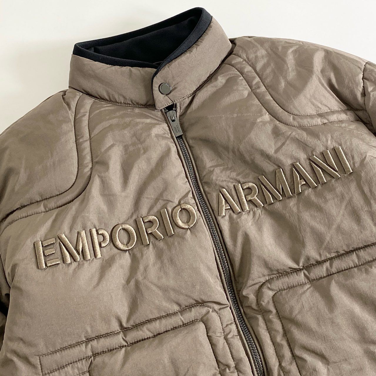 88j3 EMPORIO ARMANI エンポリオ アルマーニ 2023年 刺繍ロゴ ボンバージャケット 6R4B75 175 ブラウン アウター ダウンジャケット