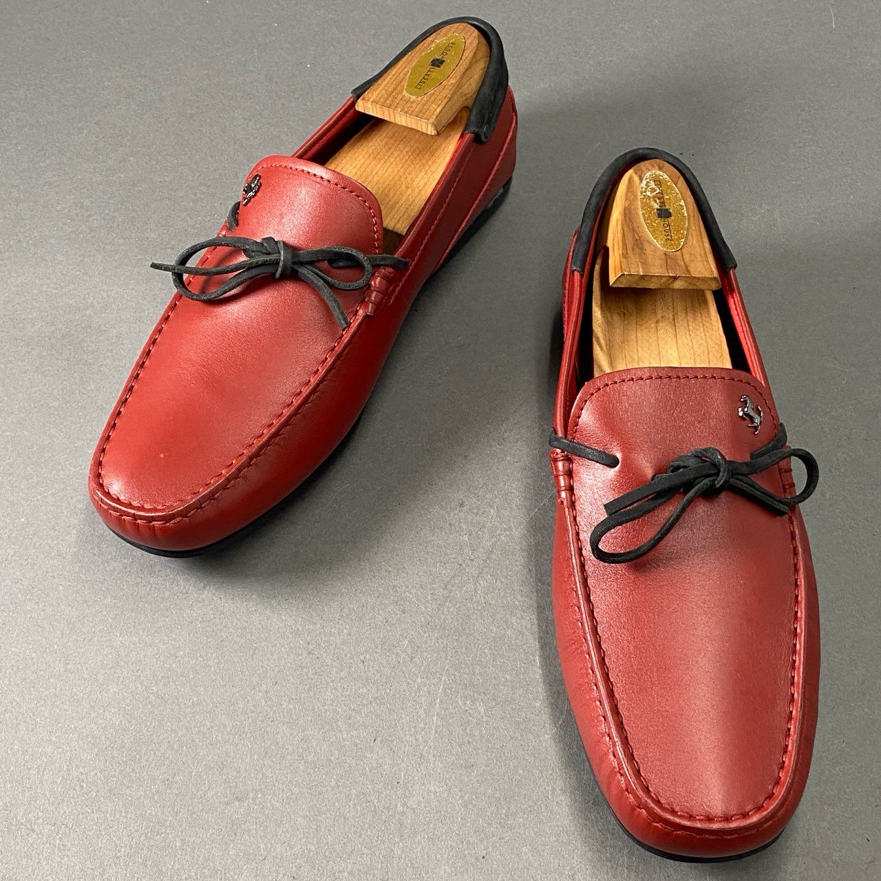 2f12 《極美品》 TOD'S トッズ × Ferrari フェラーリ ドライビングシューズ 7 1/2 レッド レザー イタリア製 メタルホース スリッポン ローファー