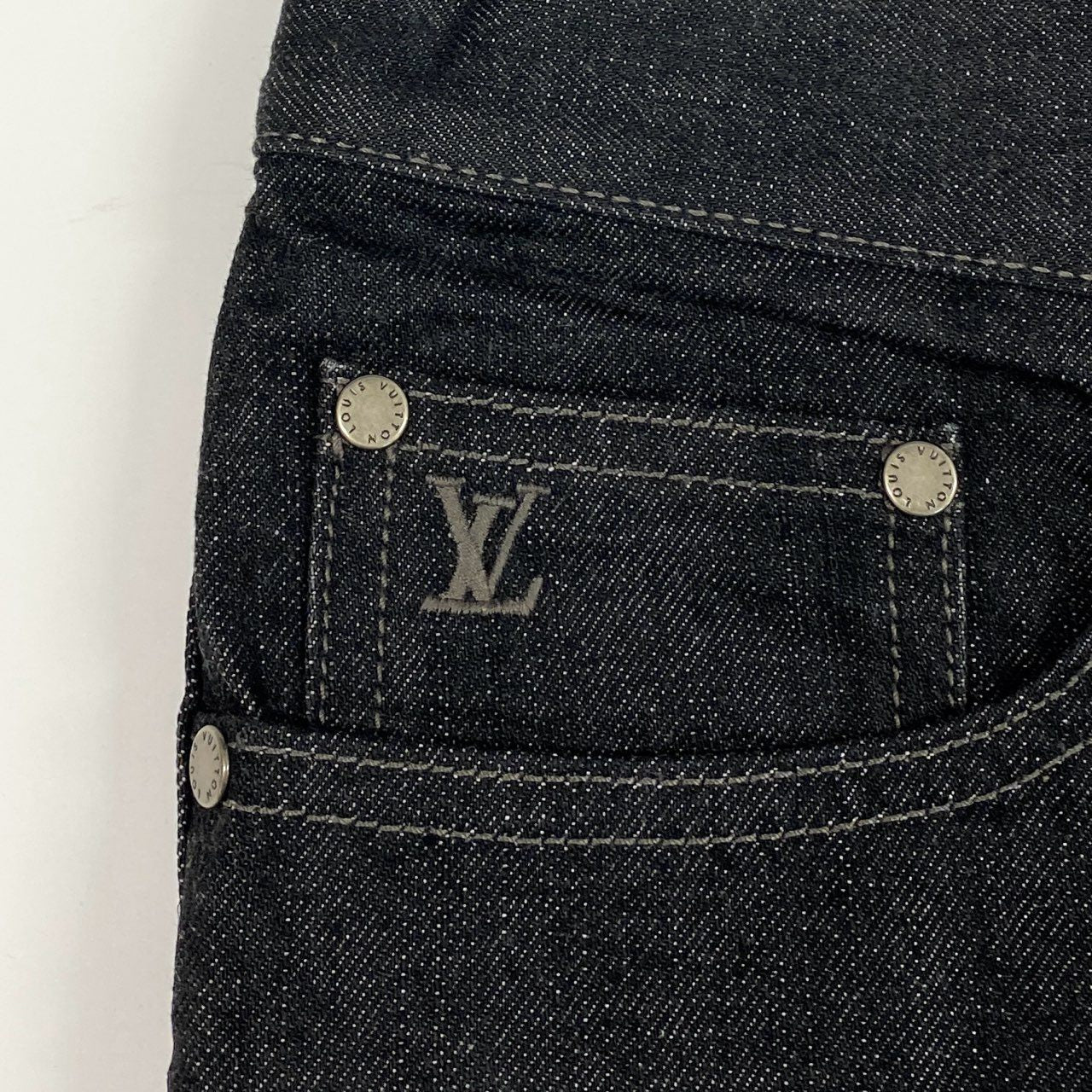 7i25 《美品》LOUIS VUITTON ルイヴィトン デニムパンツ ボトムス ストレートパンツ LVロゴ刺繍  RM072 MKDP01CY9 40サイズ ブラック メンズk02i