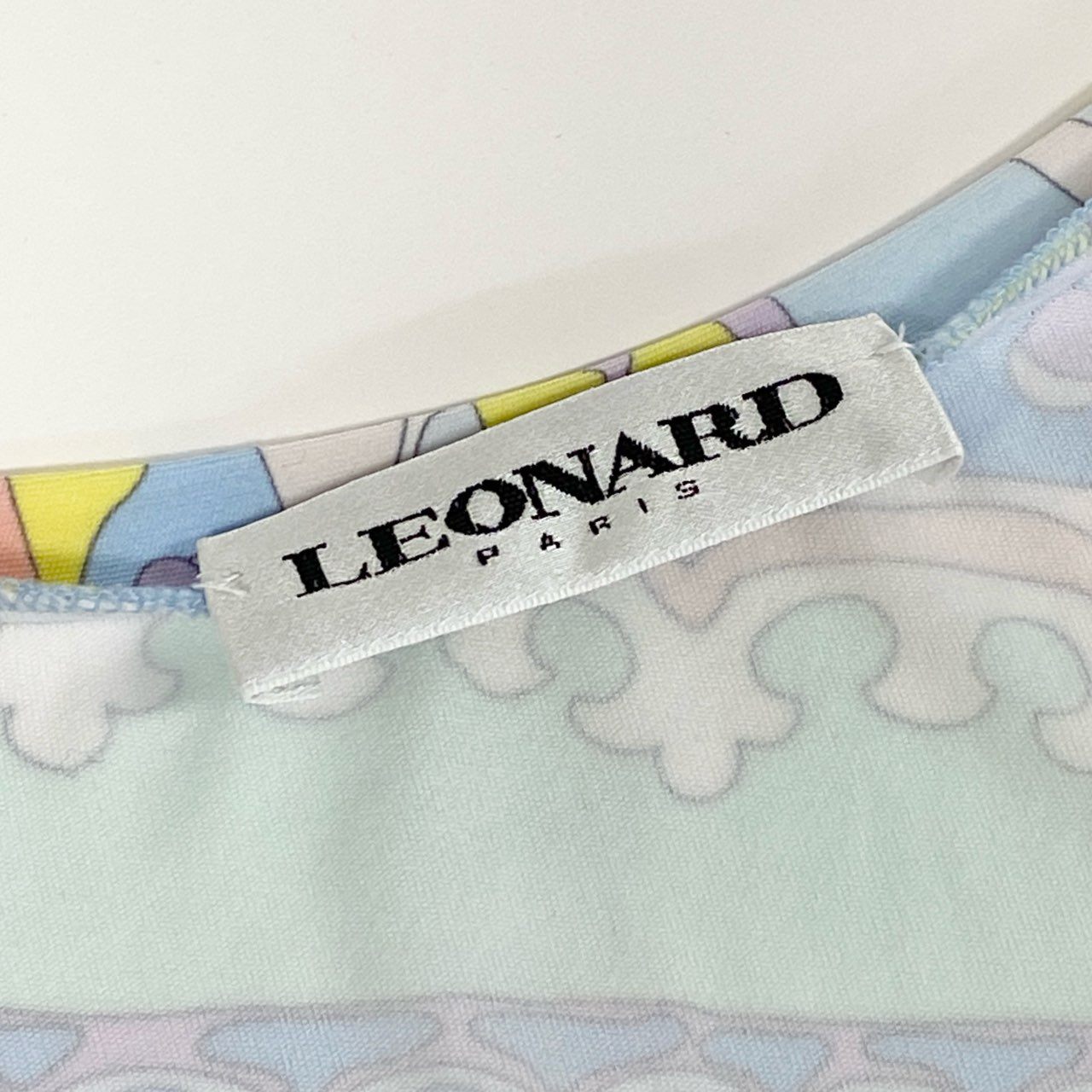 60d13 LEONARD PARIS レオナール 半袖ワンピース 膝丈ワンピース Vネック ストレッチ イタリア製 サイズ36 パステルカラー マルチカラー ナイロン100％ レディース 女性用u02t
