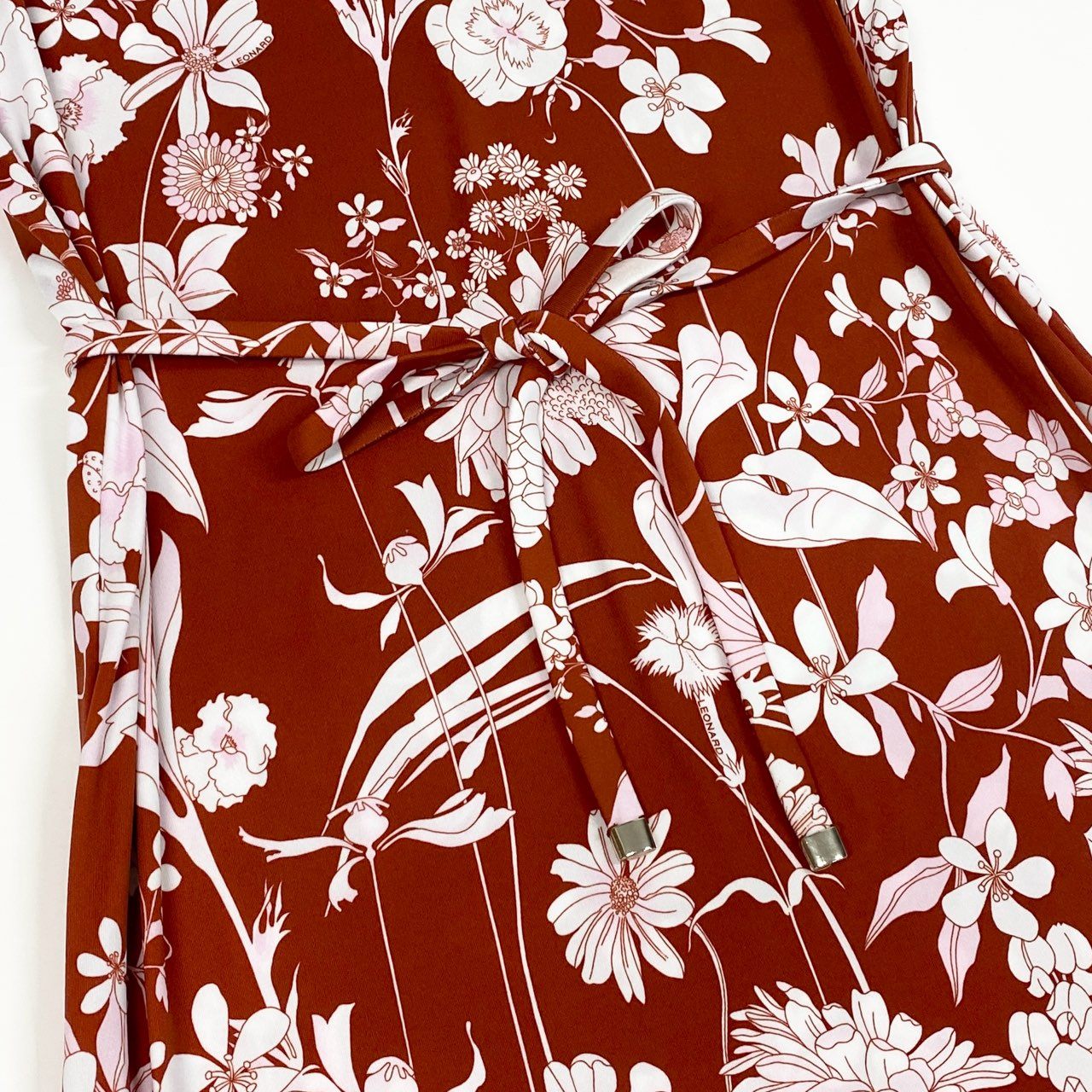 68d13 【極美品】 LEONARD PARIS レオナール ショートスリーブワンピース 膝丈ワンピース 美しい花柄プリント Vネック イタリア製 サイズ38 レッド系 ナイロン100％ レディース 女性用u02t
