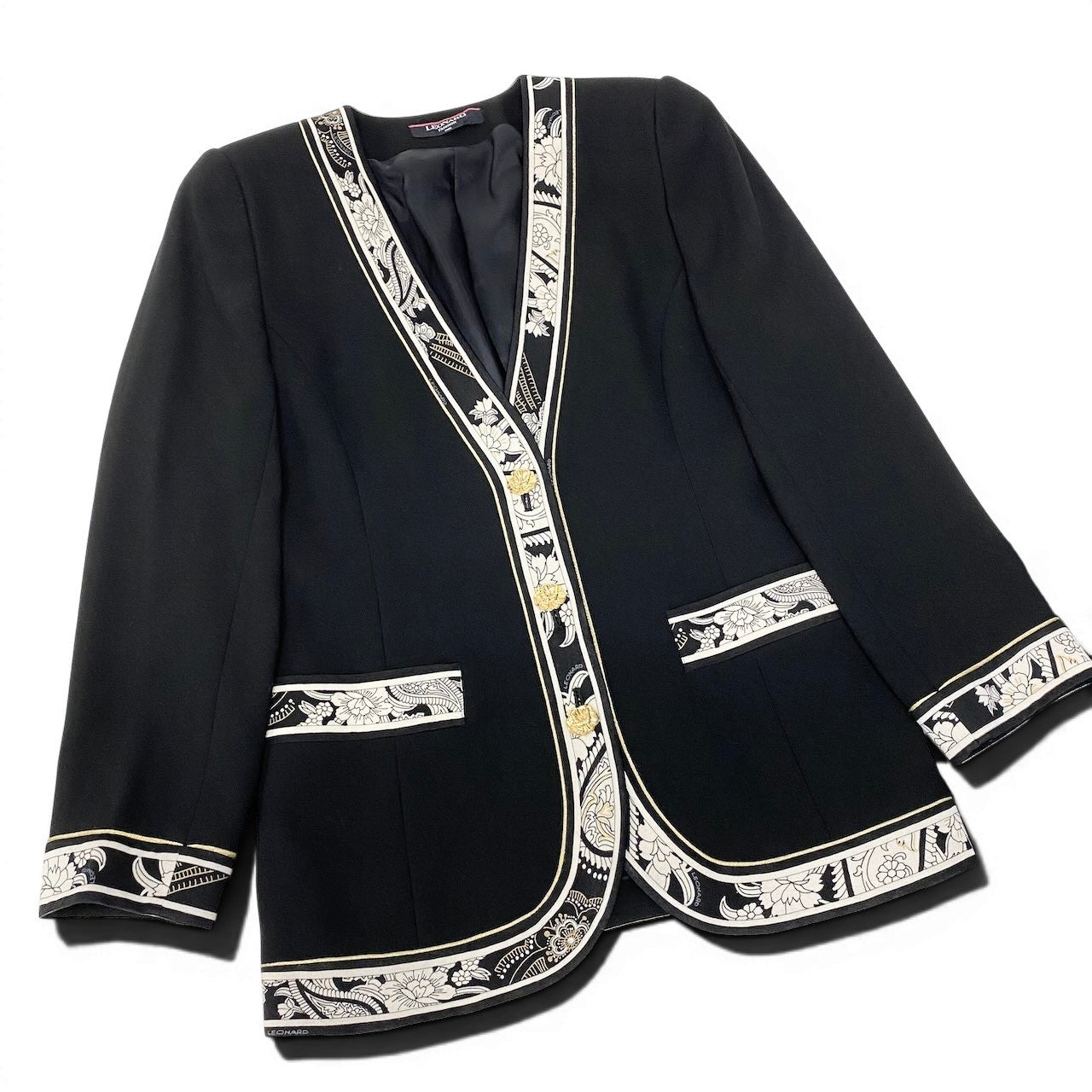 37e28 LEONARD FASHION レオナール セットアップ スカートスーツ ノーカラージャケット 金ボタン 花柄プリント 11AR ブラック レディース 女性服o07t