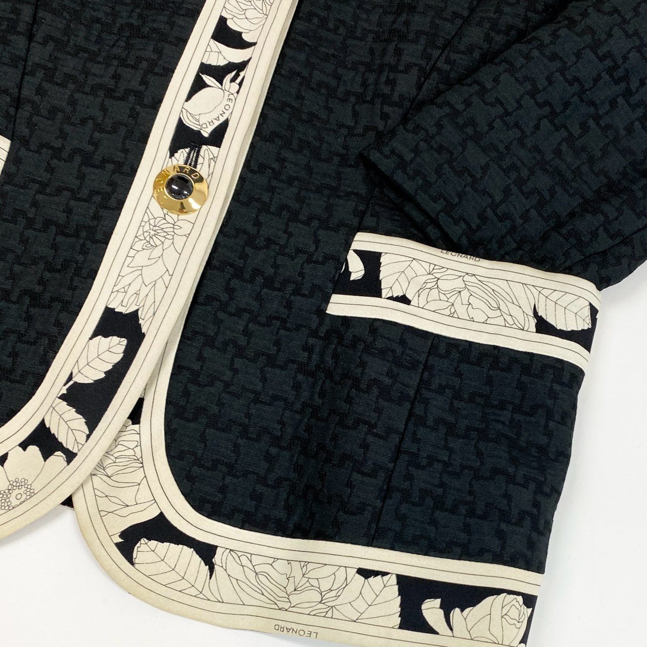 49L8 LEONARD レオナール ノーカラージャケット 美しい花柄プリント 金ボタン 11ARサイズ ブラック レディースo07t
