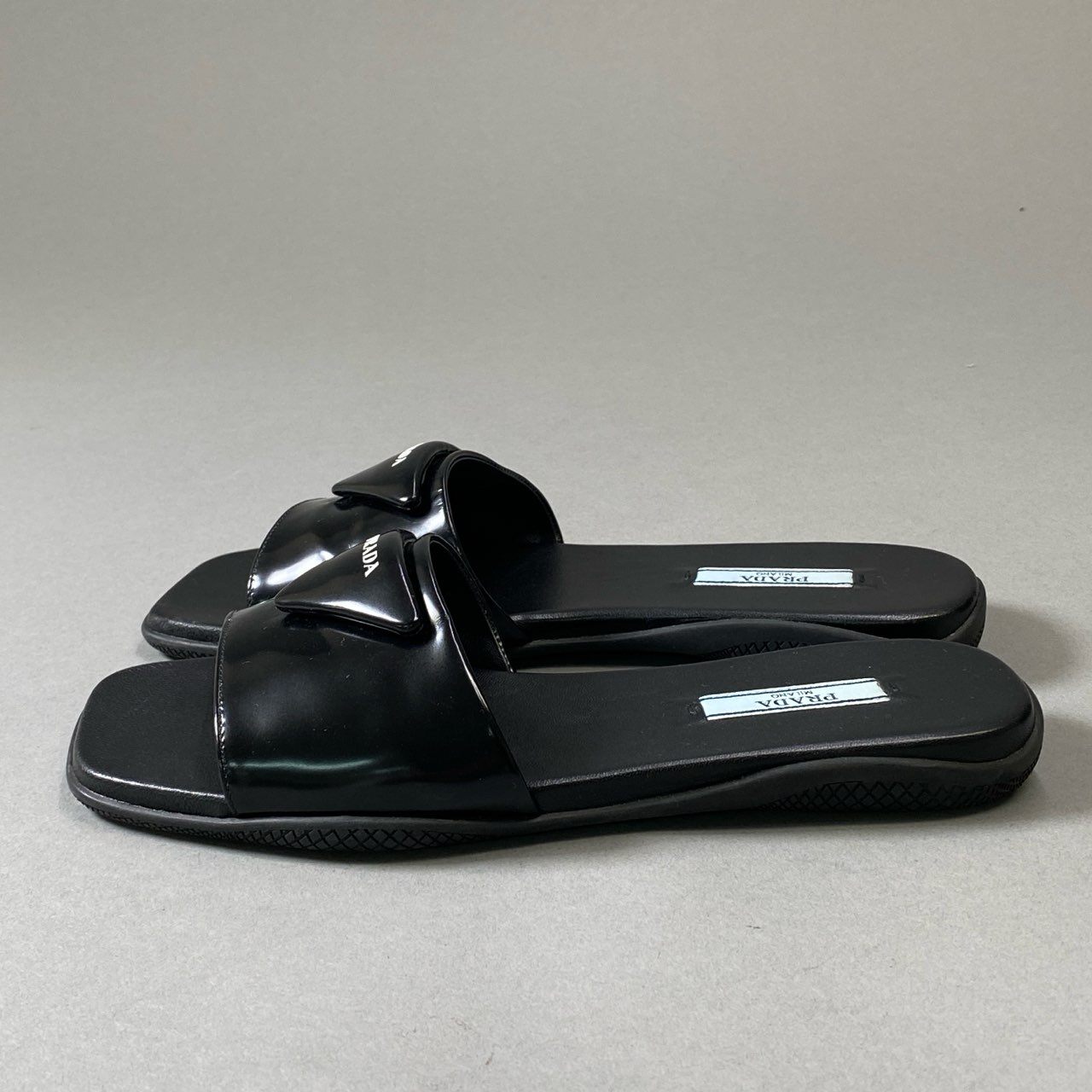 i30 《美品》 PRADA プラダ トライアングルロゴ パデッドナッパレザーサンダル 35 1/2 ブラック ミュール 三角ロゴ シューズt18r