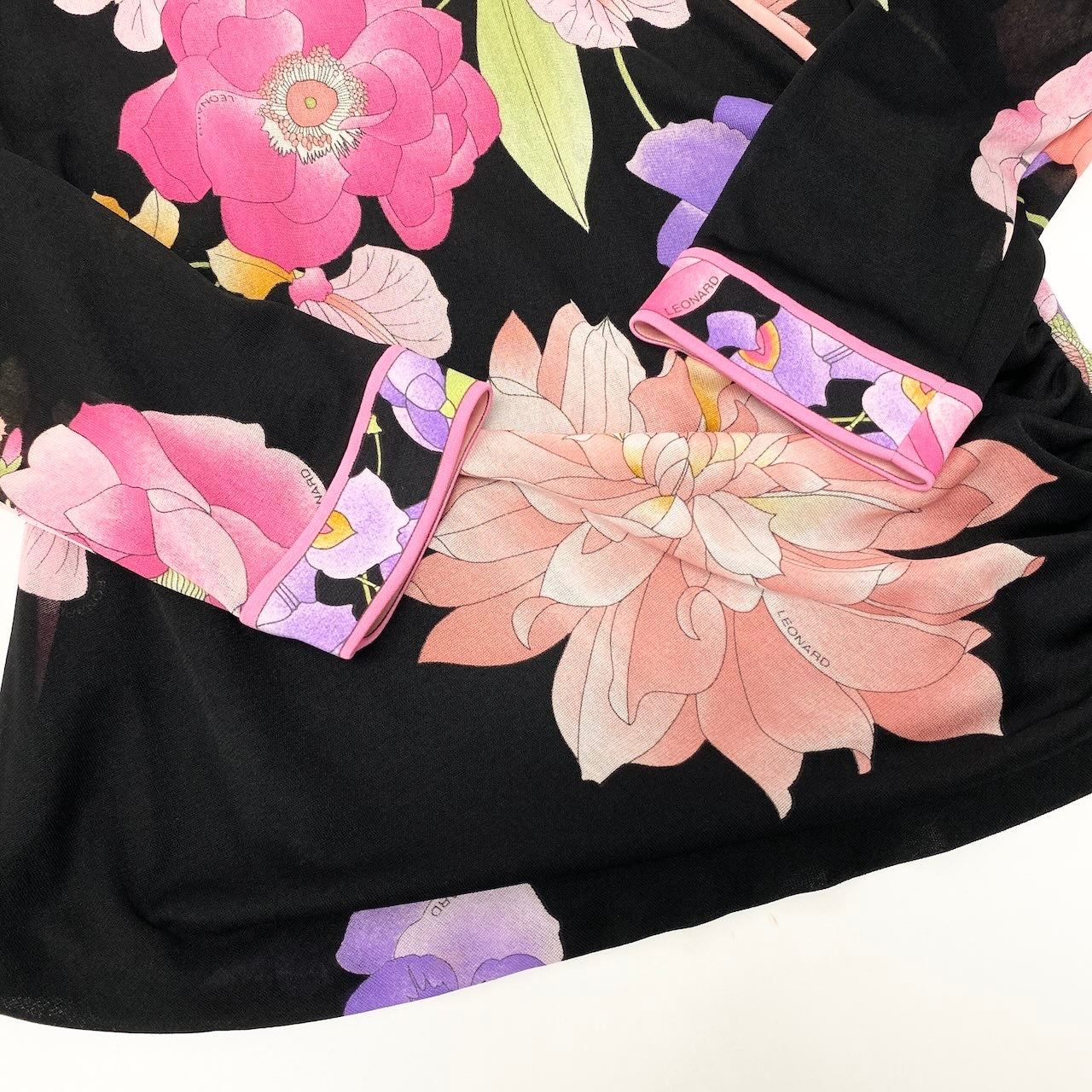 26e8 【美品】 LEONARD FASHION レオナール フロントクロス ロングスリーブ カットソー 美しい花柄プリント カンカン素材 シアースリーブ サイズM ブラック レディース 女性用u02t