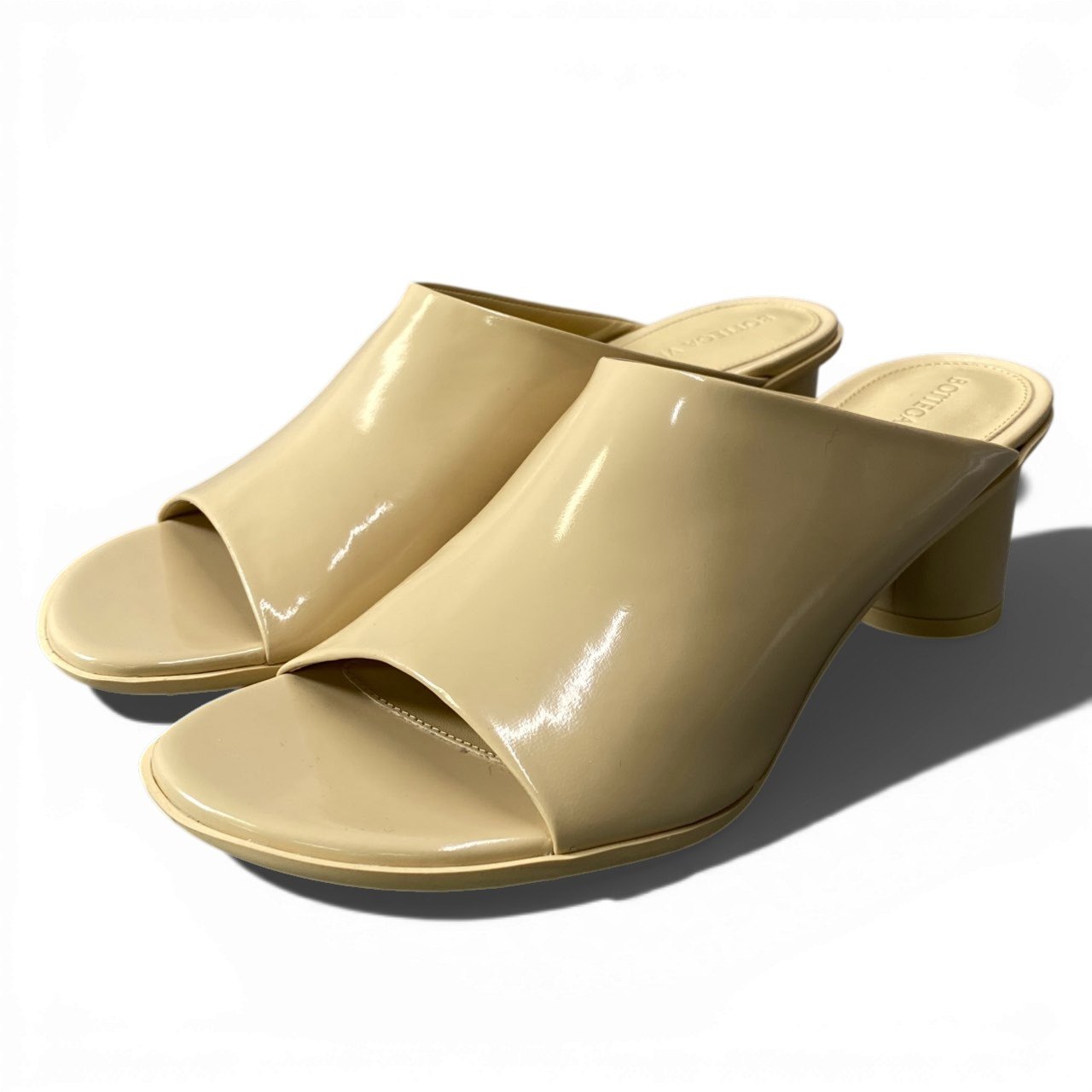 c17 【未使用品】BOTTEGA VENETA ボッテガヴェネタ オープントゥ サンダル サイズ38 ベージュ パテントレザー レディース 箱付きk02i