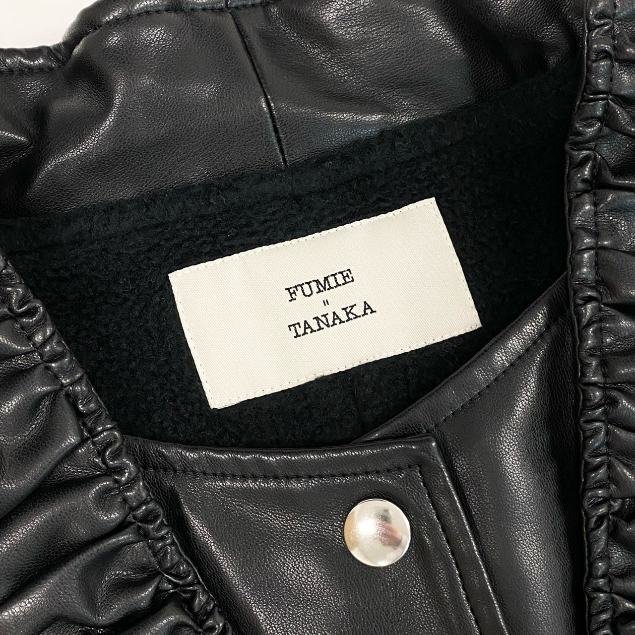 8L5【美品】FUMIE TANAKA フミエタナカ ギャザーベスト フェイクレザーベスト 裏起毛 日本製 F23A-16 2サイズ ブラック レディースu02t