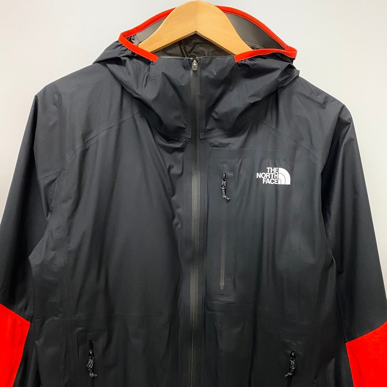 73e15 THE NORTH FACE ザノースフェイス トレイルランニング ジャケット エンデュランスフーディ NP11975 Mサイズ ブラック レッド ナイロン100％ メンズ 男性用t18r