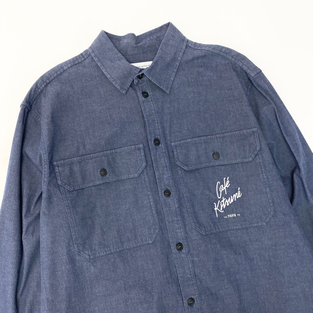 32c30 【新品保管品】MAISON KITSUNE メゾンキツネ × Cafe Kitsune カフェ キツネ ロングスリーブシャツ ロゴ刺繍 IM00473WC2009 XLサイズ インディゴ メンズ 男性用o07t