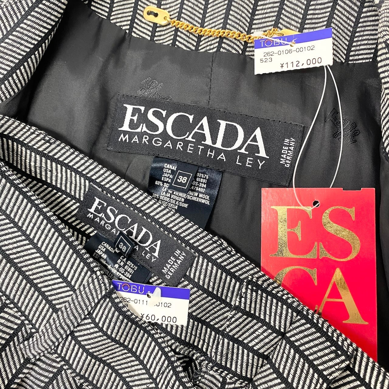 50e8【未使用タグ付】 ESCADA エスカーダ セットアップ パンツスーツ ノーカラー ロングジャケット タックパンツ ストライプ柄 サイズ38 ブラック ホワイト レディース 女性用u02t