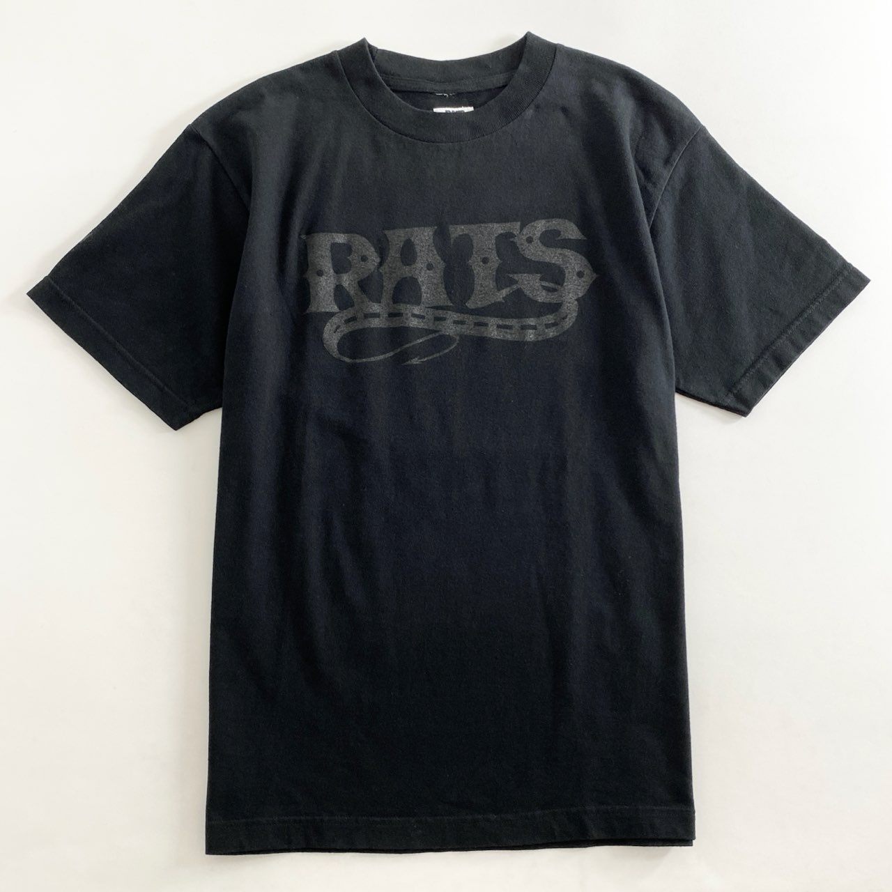 59g26 RATS ラッツ クルーネック Tシャツ 半袖カットソー ショートスリーブ ロゴプリント トップス  ブラック