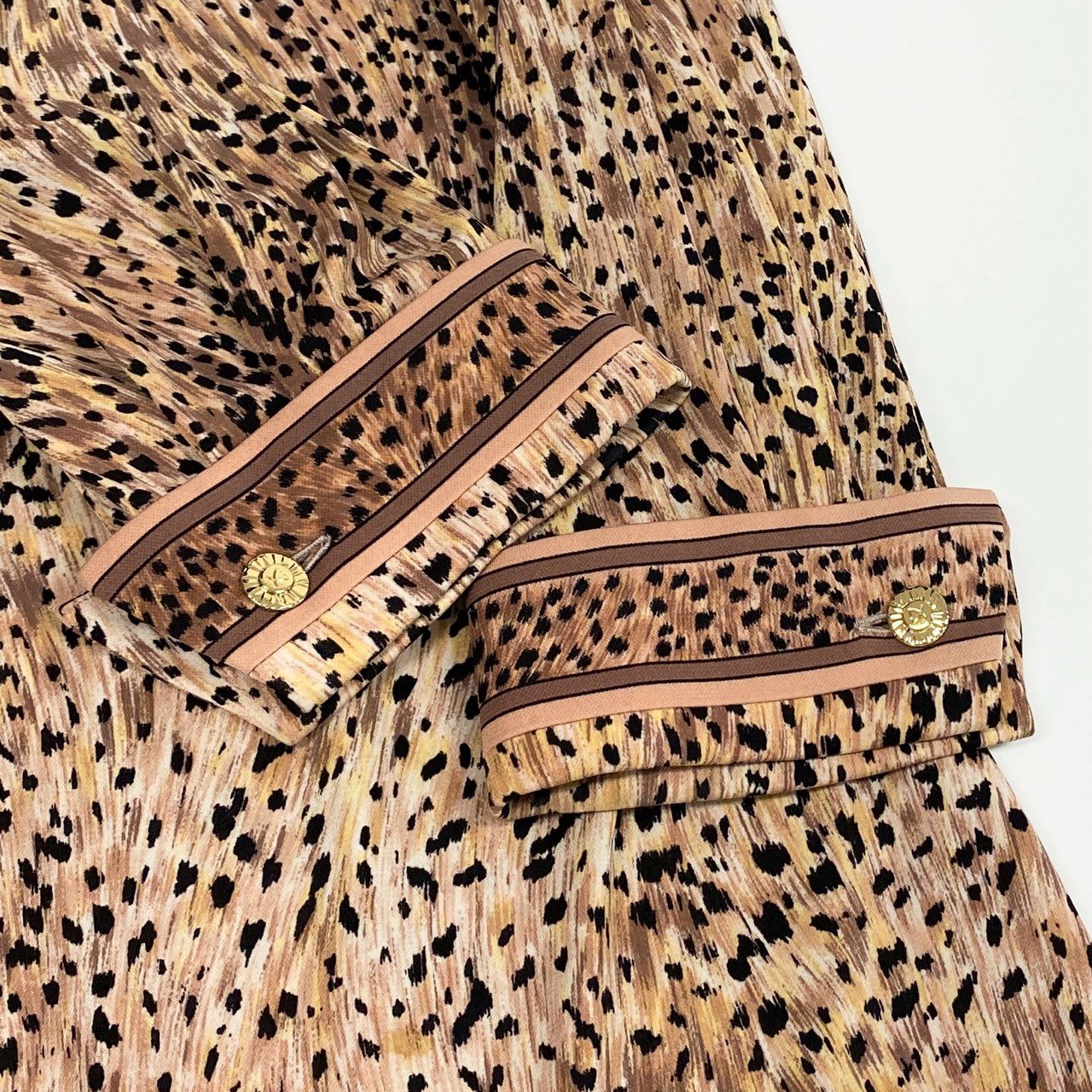 4k7 《美品》 LEONARD FASHION レオナール 長袖シャツ チュニックワンピース カンカン素材 総柄 金ボタン レディース 女性用 L ベージュ系o07t