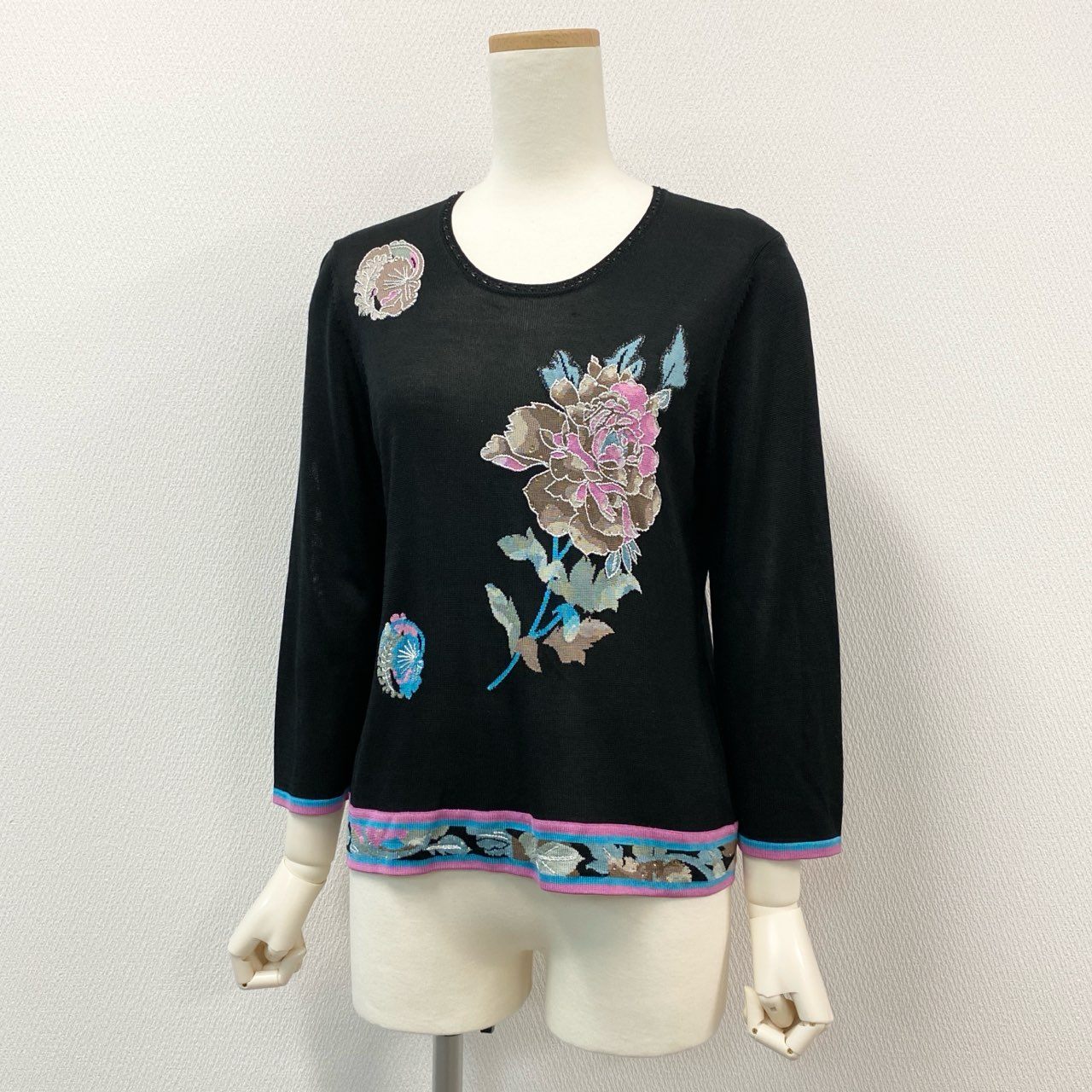 76i12 《美品》 LEONARD レオナール ハイゲージ ニット セーター トップス 花柄刺繍 ラインストーン 0387754 サイズ38 ブラック レディースu02t